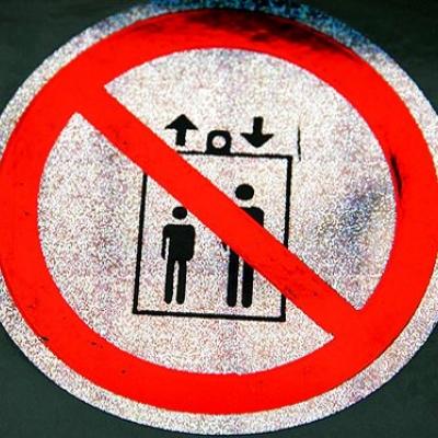 Наклейка №9 Запрещается пользоваться лифтом для подъёма (спуска) людей (тиснённая)