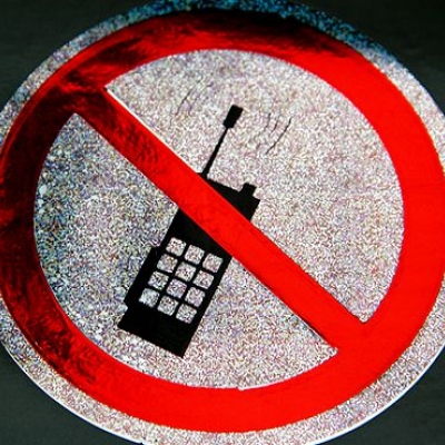 Наклейка №8 Запрещается пользоваться мобильным (сотовым) телефоном или переносной рацией) (тиснённая)